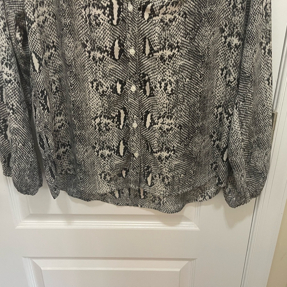 J. Crew Gray, White and Black Snake Skin Print Long Sleeve Blouse - Shirt size S - Picture 6 of 13